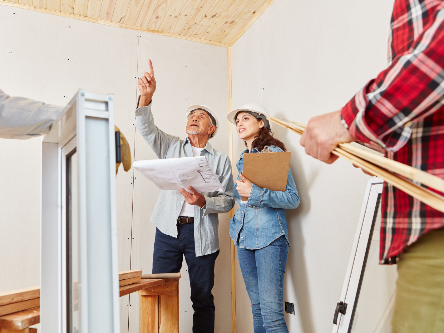 Esame della lista di controllo dei lavori di ristrutturazione e dei disegni architettonici con gli esperti in loco