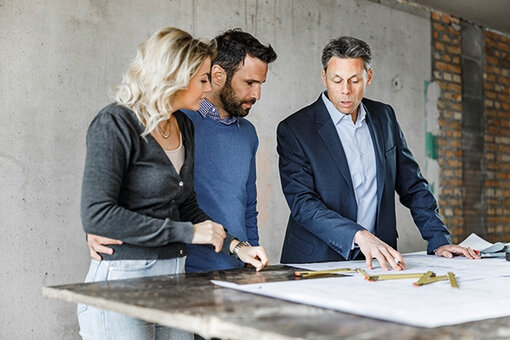 Zehnder-Brand-Module-Trusted-Partner-web two men and one women are talking about plans, trusted partner