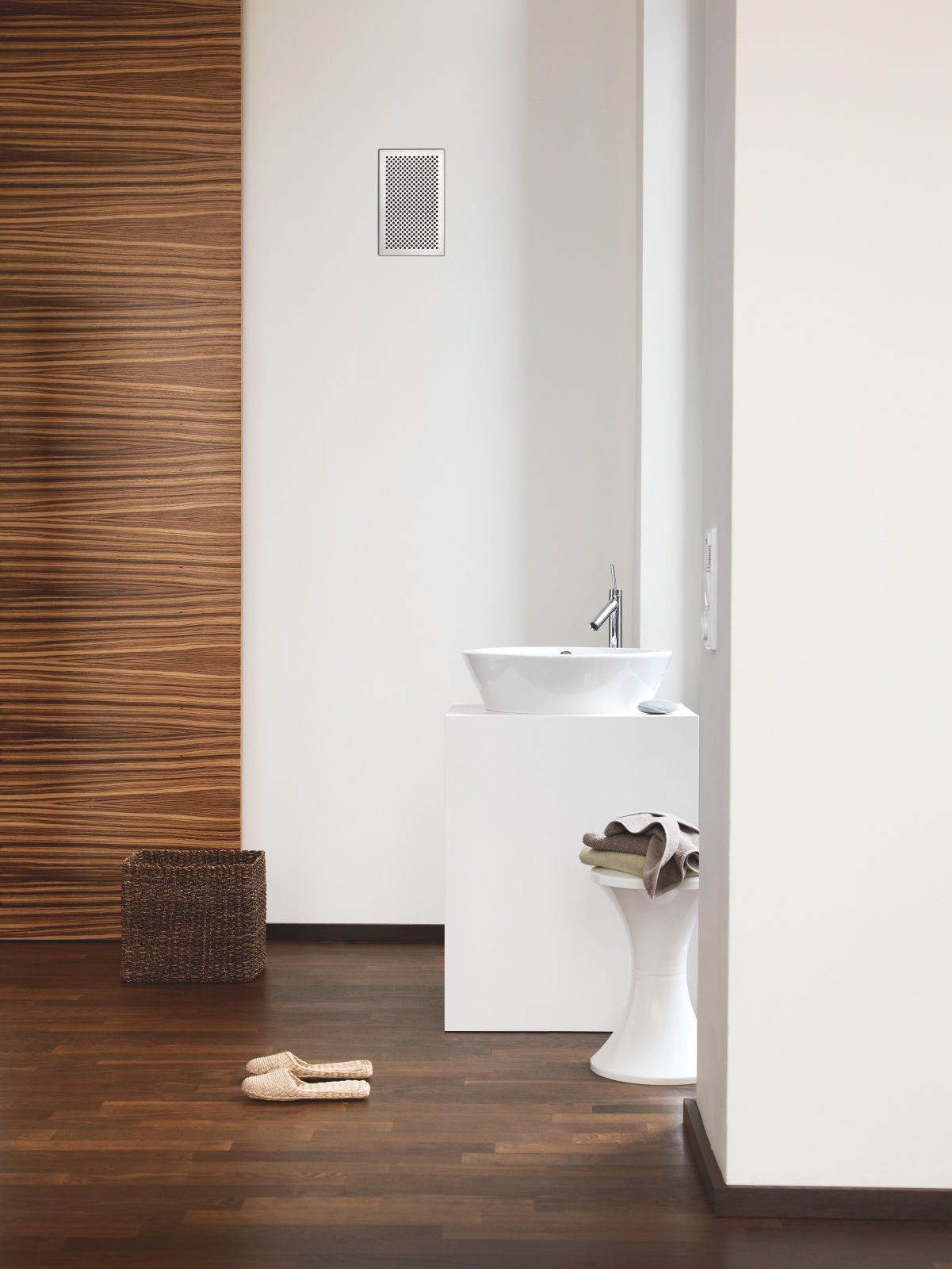 Rendering Zehnder ComfoGrid CLD Comfortable indoor ventilation Front view