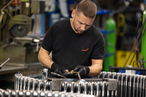 Impiegato presso Zehnder Uomo che lavora con il radiatore Zehnder charlston
