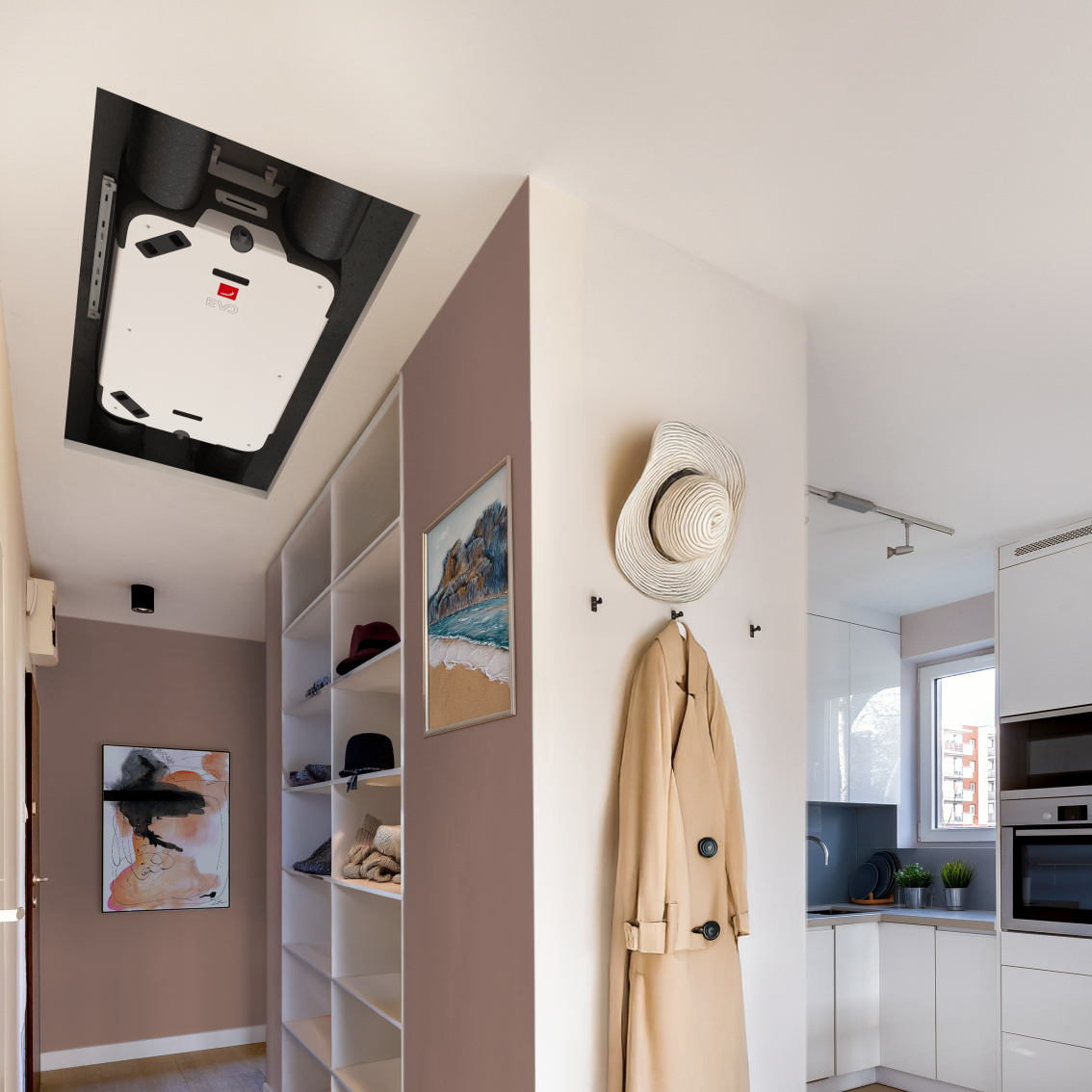 Unità di ventilazione a soffitto nel corridoio di un'abitazione moderna 