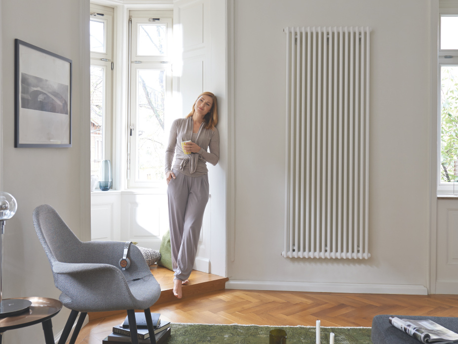 Interni moderni con radiatore verticale e una distribuzione ottimale del calore