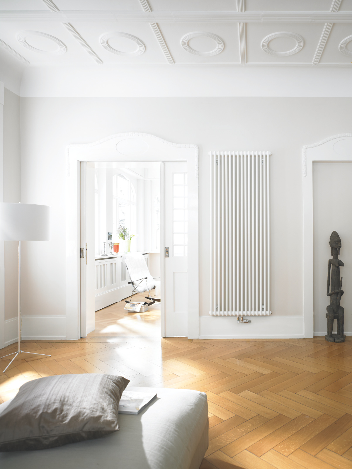 Zehnder_RAD_Charleston-HY_livingroom_old building Stock Content Zehnder Charleston Decorative radiator Front view