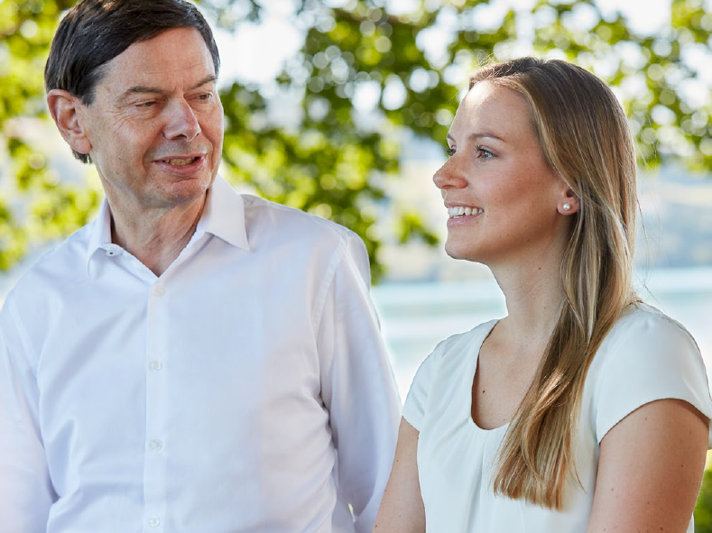 Hans-Peter Zehnder e sua figlia Milva Inderbitzin-Zehnder all'esterno